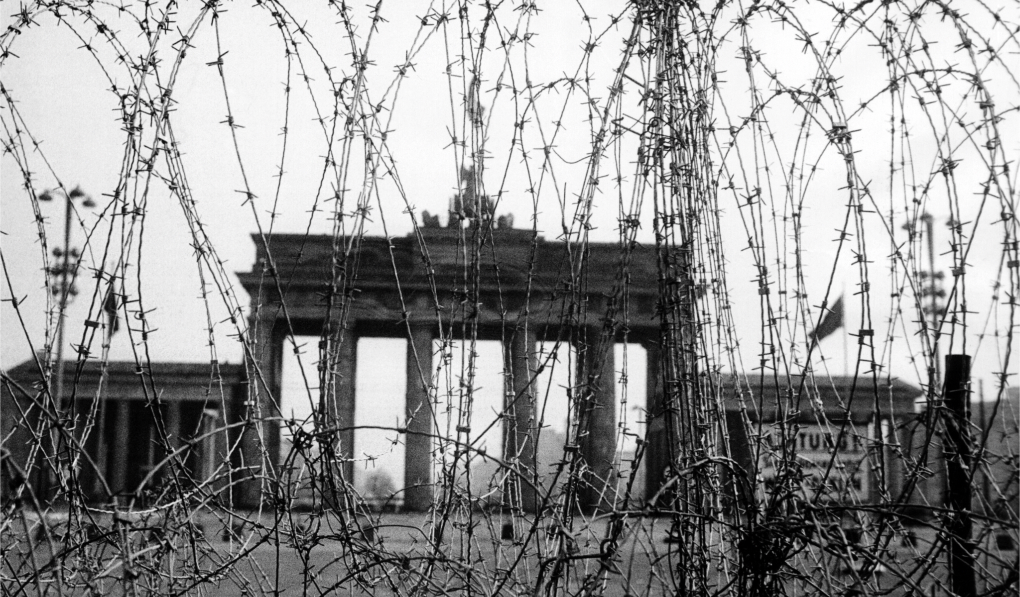 Бранденбургские ворота колючая проволока