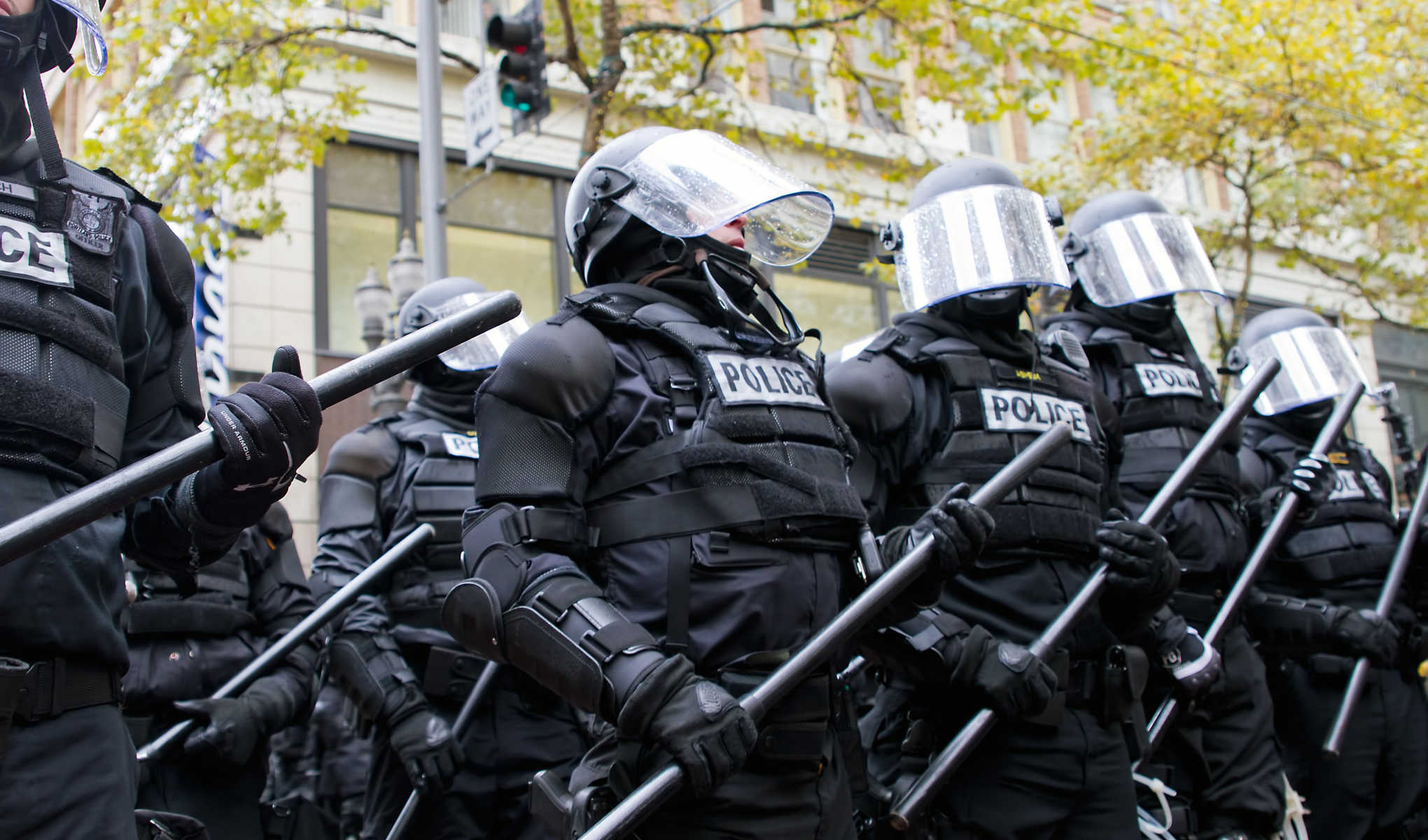 Группа применения специальных. США Riot Police. Полиция с щитами и дубинками. Полицейский спецназ. Щит спецназа.