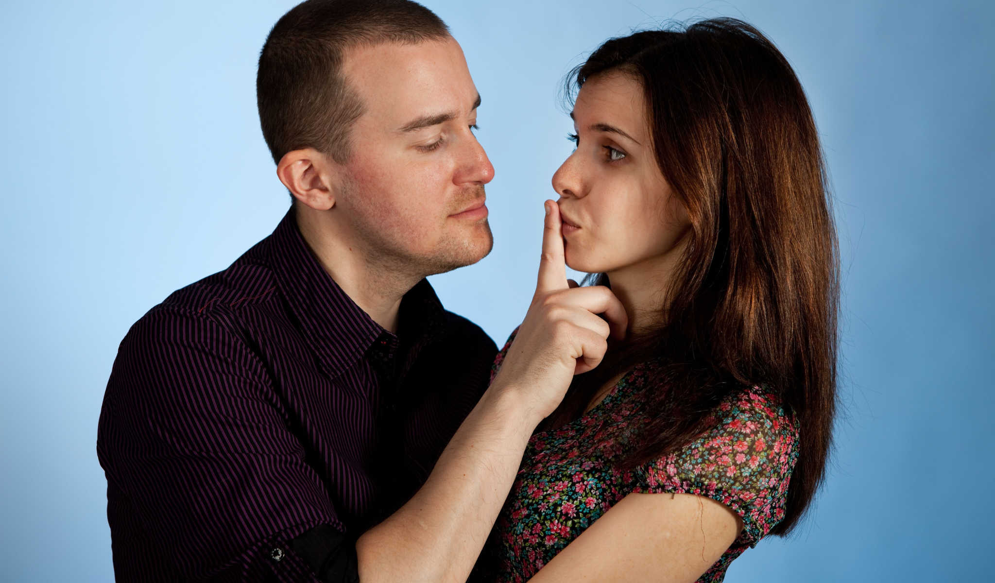 Русские жены мужа пальцем. Палец приложенный к губам. Муж прикладывает палец к губам. Палец у губ мужчина. Девушка приложила палец к губам.