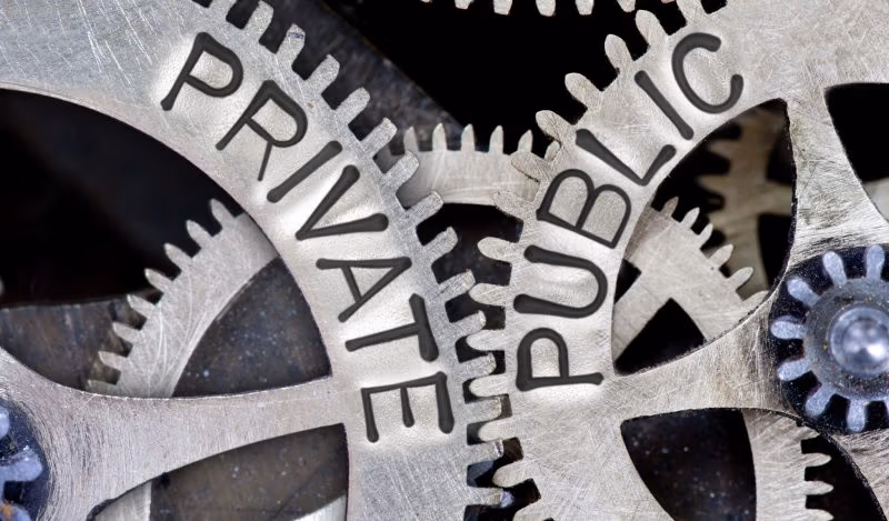 publiskā un privātā sektora tirānija